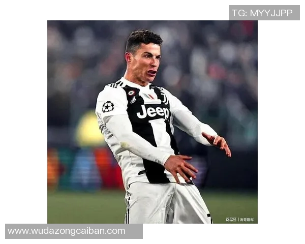 球迷疯狂冲进场内抢C罗球衣引发欧冠赛场热议